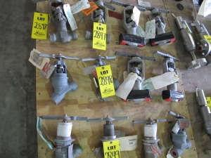 LOT (4) TO INCLUDE: (2) VALVE, GLOBE TYPE, 1" SIZE, 600 LB, 1030 LB/650 DEGREE F RATING, CARBON STL MATERIAL, FEMALE THD CONNECTIONS, SA105 SPECIFICATION, THD BONNET STYLE, HARD FACED SEAT AND DISC TRIM, 4" HANDWHEEL OPERATOR. INLINE, PAINT CODE N, PART # SC-D-20608BGPX, (2) VALVE, GLOBE TYPE, 1/2" SIZE, 2735 PSIG AT 680 DEG F RATING, SS MATERIAL, SOCKET WELD CONNECTIONS, SA351 CF8M SPECIFICATION. REFERENCE ORIGINAL SHOP ORDERS EB950-2 & EB950-4, PART # 1/2"-1878-GLOBE (W-51) LOADING & HANDLING FEE $15-